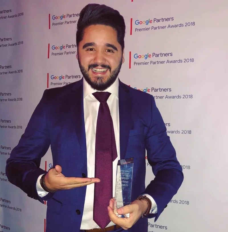 Alex Pinhol com o troéu do Google Partners Premier Partner Awards 2018