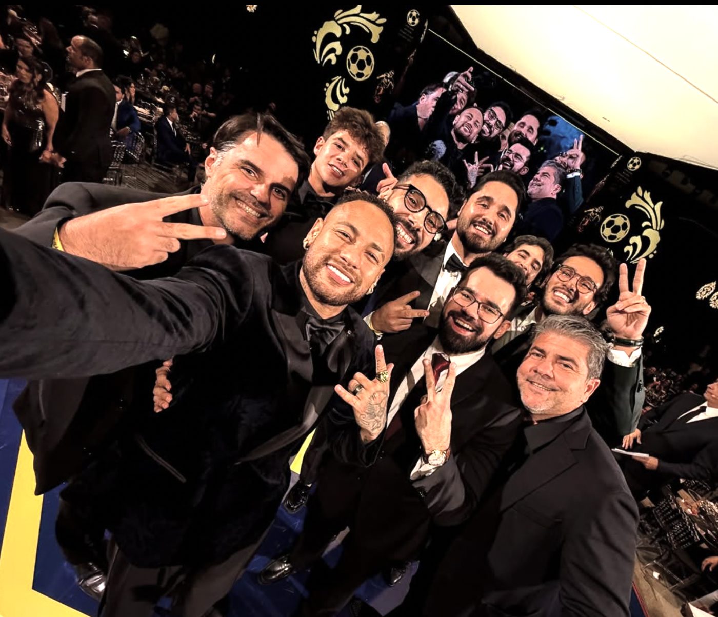 Selfie tirada por Neymar Jr. com empresários, entre eles Alex Pinhol, no leilão beneficente do Instituto Neymar Jr.