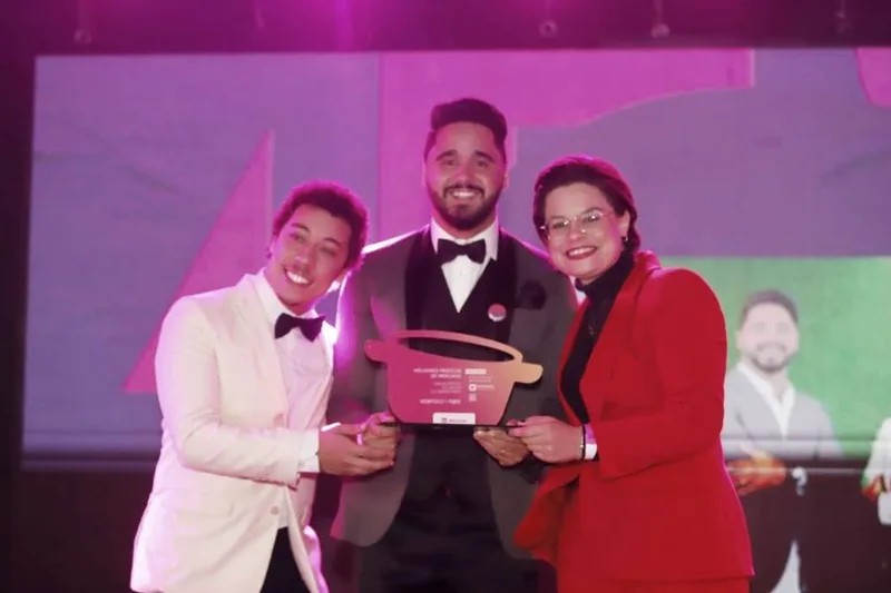 Alex Pinhol recebendo prêmio Lobo de Ouro em Melhores Práticas de Mercado